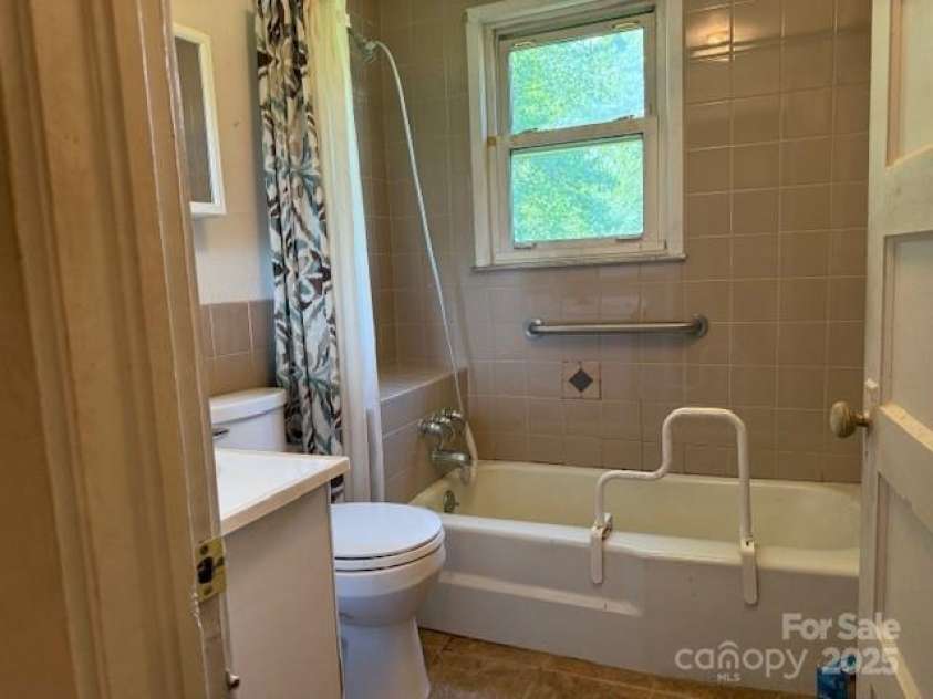 825 Ridge Road, Marion, NC 28752.  MLS# CAR4251891, YatesRealty ID 15183. 