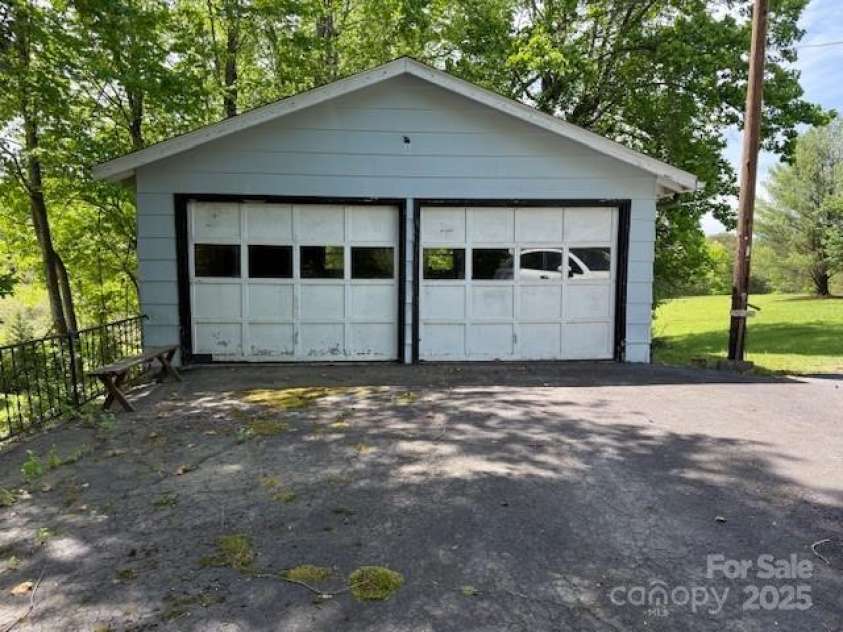825 Ridge Road, Marion, NC 28752.  MLS# CAR4251891, YatesRealty ID 15183. Garage