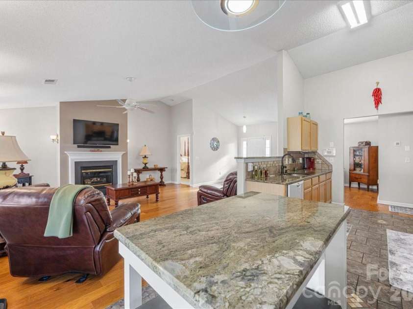3907 Laurel View Circle, Indian Trail, NC 28079.  MLS# CAR4371913, YatesRealty ID 15186. Breakfast nook