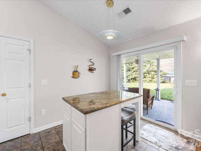 3907 Laurel View Circle, Indian Trail, NC 28079.  MLS# CAR4371913, YatesRealty ID 15186. Breakfast nook