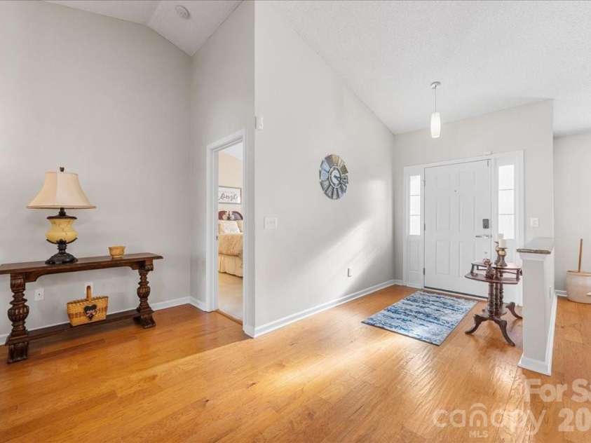 3907 Laurel View Circle, Indian Trail, NC 28079.  MLS# CAR4371913, YatesRealty ID 15186. Entry foyer