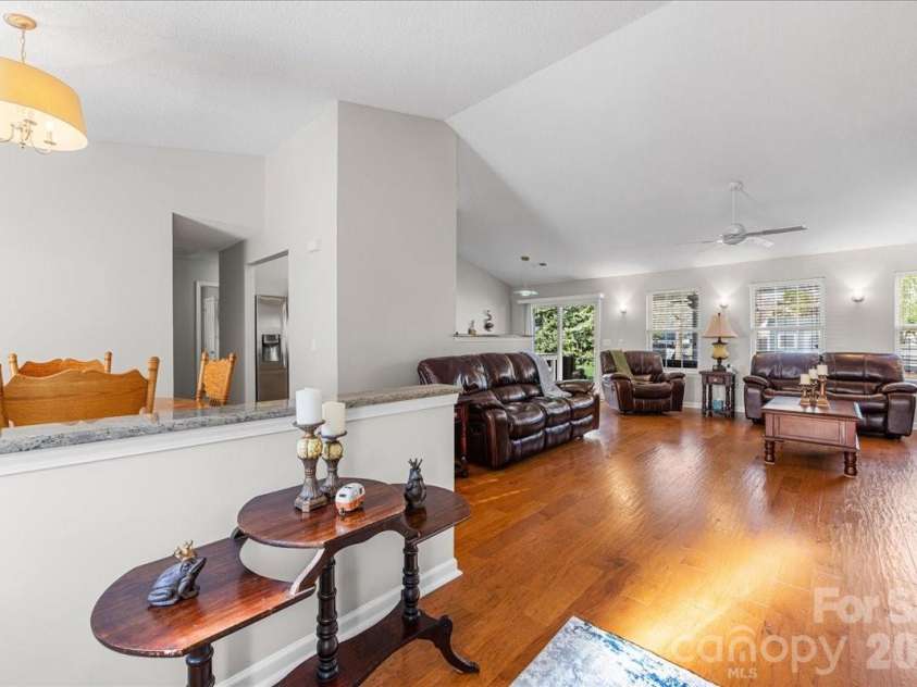 3907 Laurel View Circle, Indian Trail, NC 28079.  MLS# CAR4371913, YatesRealty ID 15186. Entry foyer