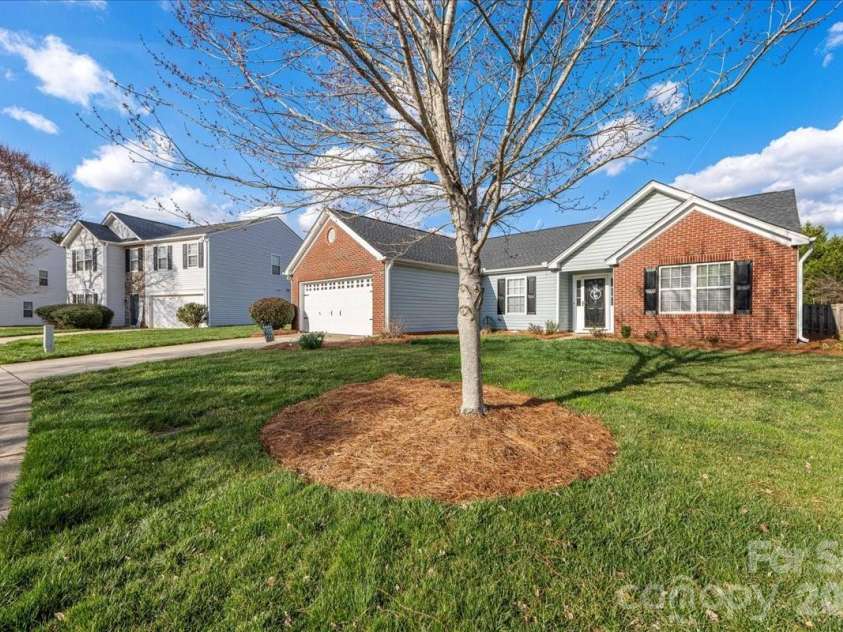 3907 Laurel View Circle, Indian Trail, NC 28079.  MLS# CAR4371913, YatesRealty ID 15186. Front exterior