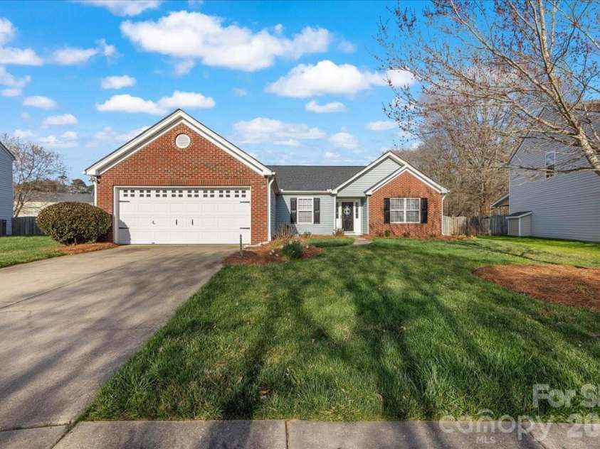 3907 Laurel View Circle, Indian Trail, NC 28079.  MLS# CAR4371913, YatesRealty ID 15186. Front exterior