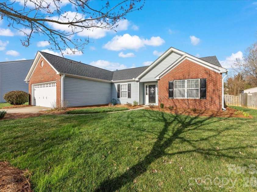 3907 Laurel View Circle, Indian Trail, NC 28079.  MLS# CAR4371913, YatesRealty ID 15186. Front exterior