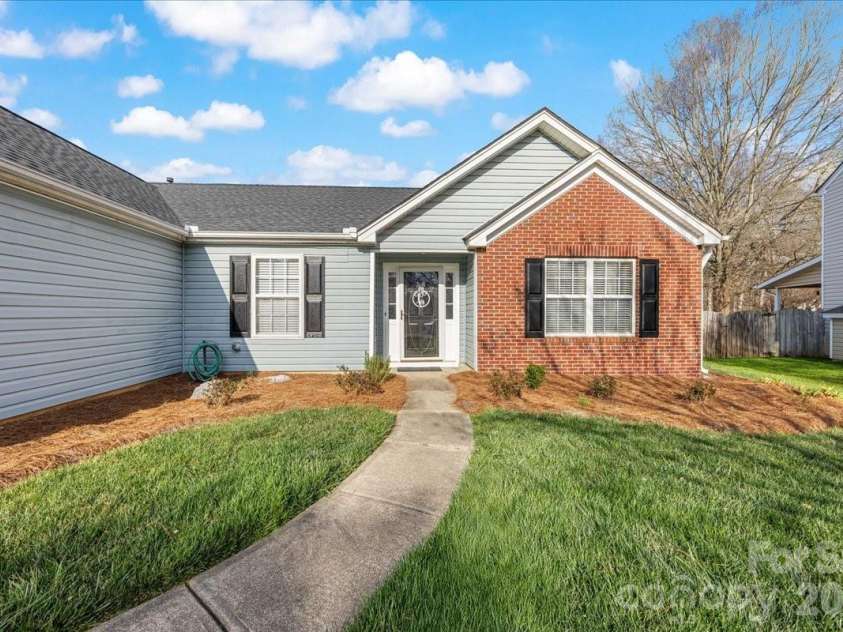 3907 Laurel View Circle, Indian Trail, NC 28079.  MLS# CAR4371913, YatesRealty ID 15186. Front exterior