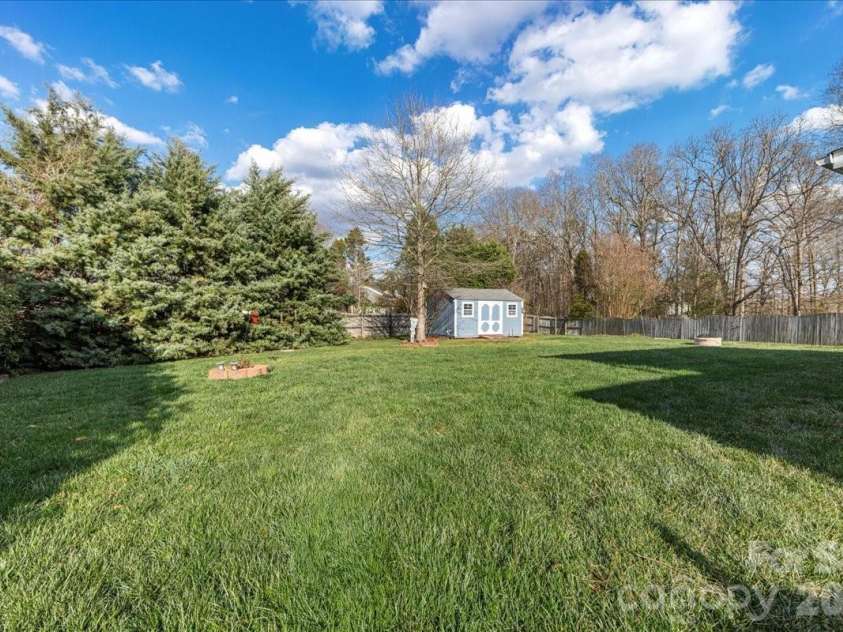 3907 Laurel View Circle, Indian Trail, NC 28079.  MLS# CAR4371913, YatesRealty ID 15186. Fully fenced yard