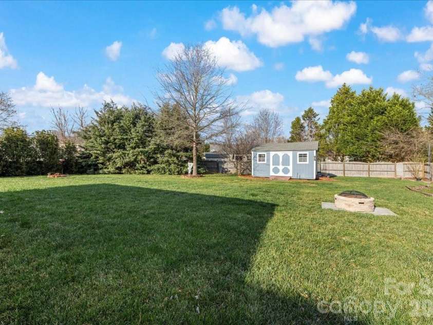 3907 Laurel View Circle, Indian Trail, NC 28079.  MLS# CAR4371913, YatesRealty ID 15186. Fully fenced yard