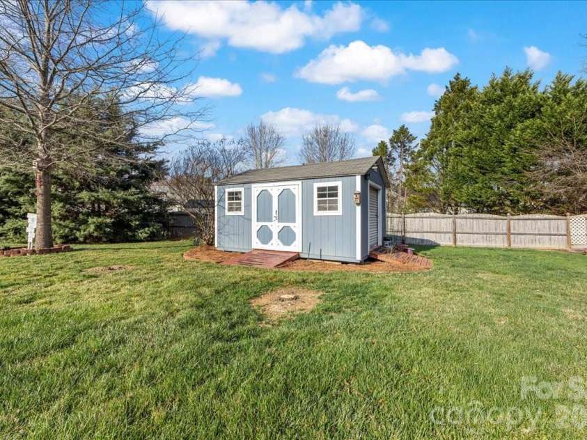 3907 Laurel View Circle, Indian Trail, NC 28079.  MLS# CAR4371913, YatesRealty ID 15186. Fully fenced yard