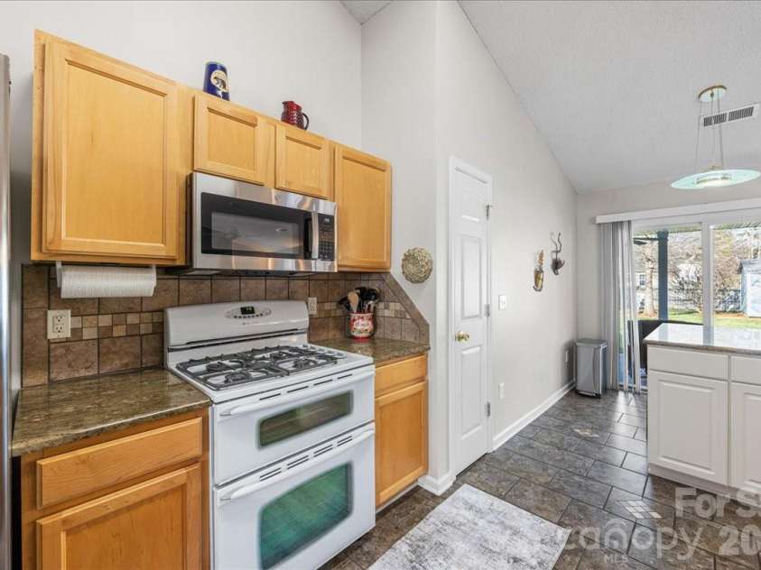 3907 Laurel View Circle, Indian Trail, NC 28079.  MLS# CAR4371913, YatesRealty ID 15186. Kitchen