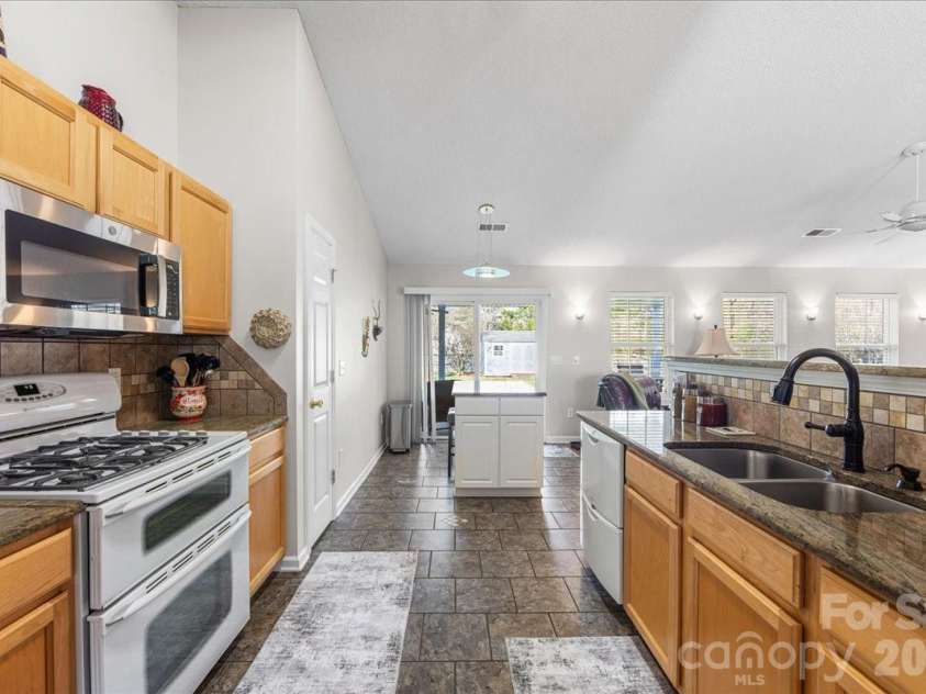 3907 Laurel View Circle, Indian Trail, NC 28079.  MLS# CAR4371913, YatesRealty ID 15186. Kitchen