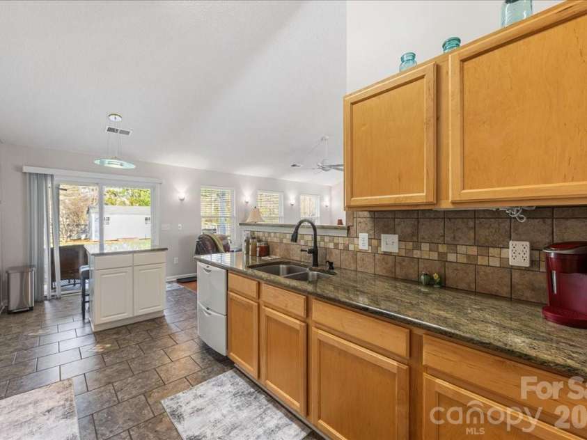 3907 Laurel View Circle, Indian Trail, NC 28079.  MLS# CAR4371913, YatesRealty ID 15186. Kitchen