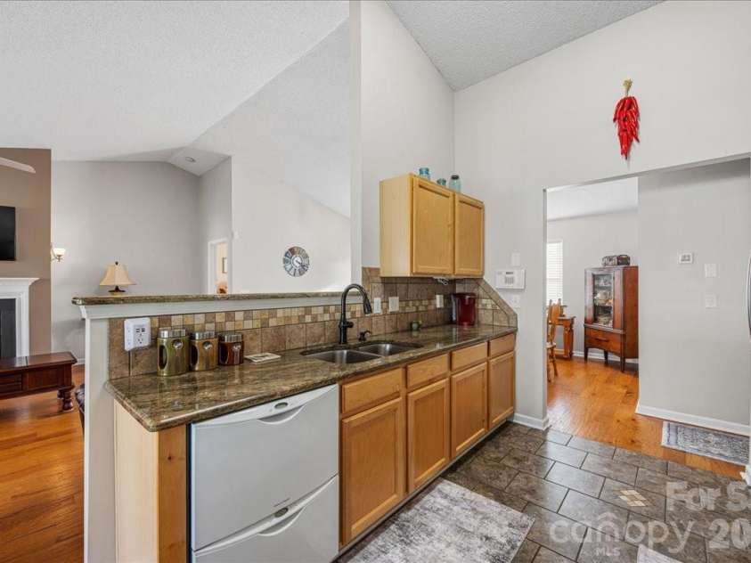3907 Laurel View Circle, Indian Trail, NC 28079.  MLS# CAR4371913, YatesRealty ID 15186. Kitchen