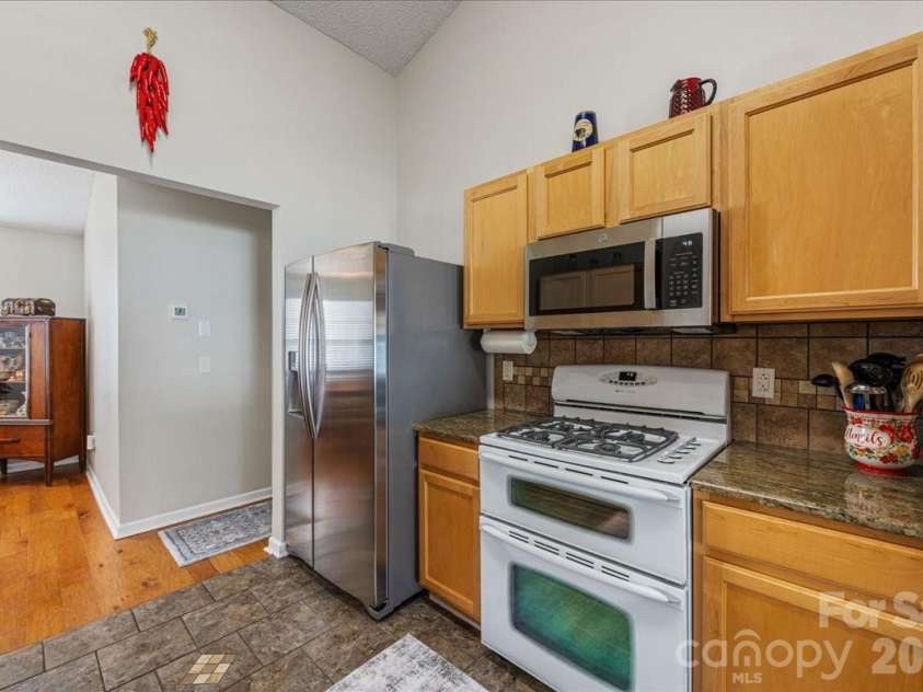 3907 Laurel View Circle, Indian Trail, NC 28079.  MLS# CAR4371913, YatesRealty ID 15186. Kitchen