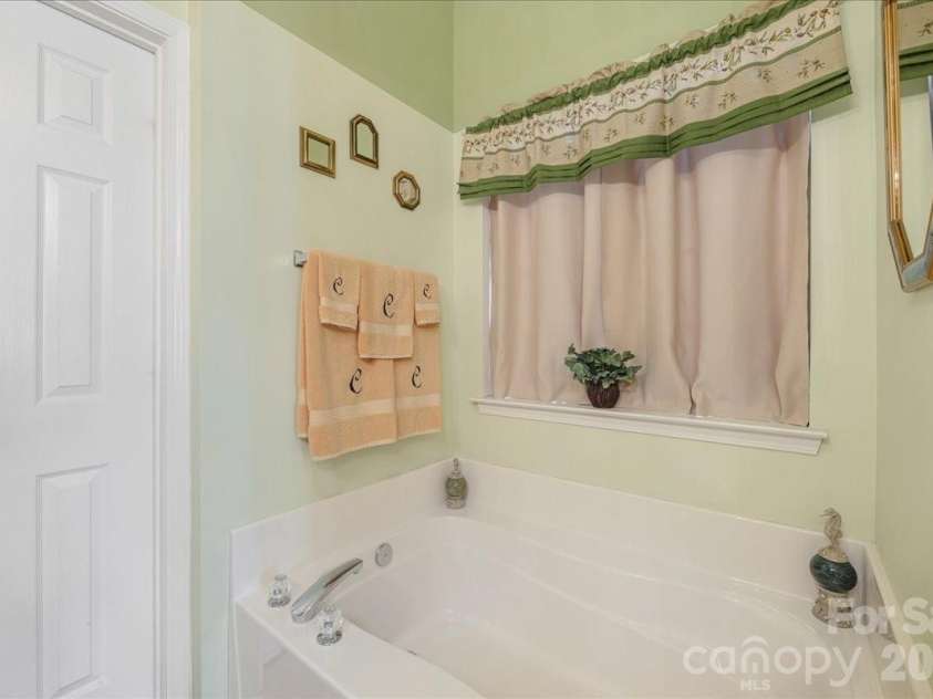 3907 Laurel View Circle, Indian Trail, NC 28079.  MLS# CAR4371913, YatesRealty ID 15186. Primary bathroom