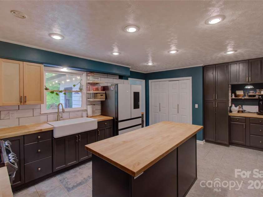 6 Candor Drive, Fletcher, NC 28732.  MLS# CAR4211617, YatesRealty ID 15186. 