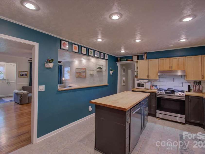 6 Candor Drive, Fletcher, NC 28732.  MLS# CAR4211617, YatesRealty ID 15186. 