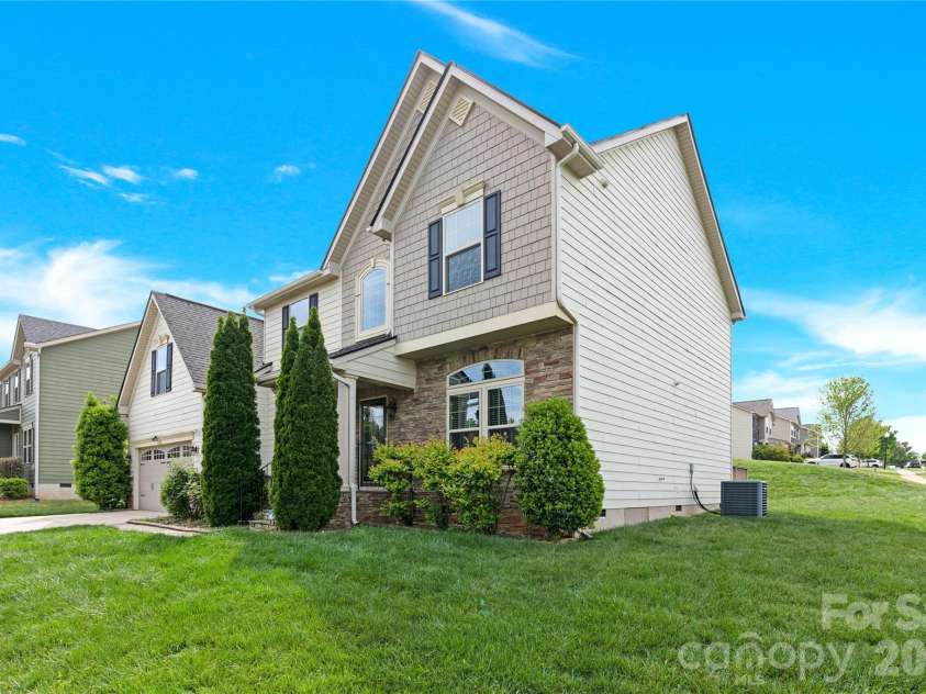 817 Wingthorn Rose Drive, Gastonia, NC 28056.  MLS# CAR4360415, YatesRealty ID 15188. 