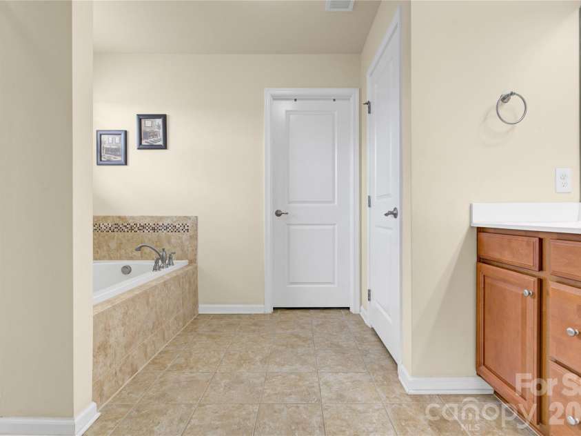 817 Wingthorn Rose Drive, Gastonia, NC 28056.  MLS# CAR4360415, YatesRealty ID 15188. 