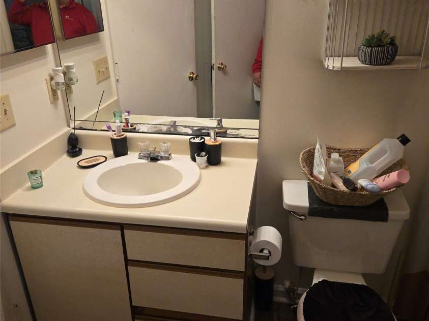 15 Hamiltons Bay Court, Lake Wylie, SC 29710.  MLS# CAR4218647, YatesRealty ID 1519. Full bath with tub/shower