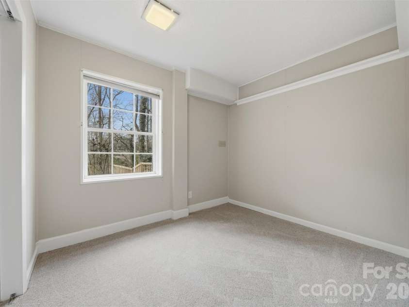 4041 4th Street Court, Hickory, NC 28601.  MLS# CAR4340977, YatesRealty ID 1519. Lower Level Flex Space/ Office