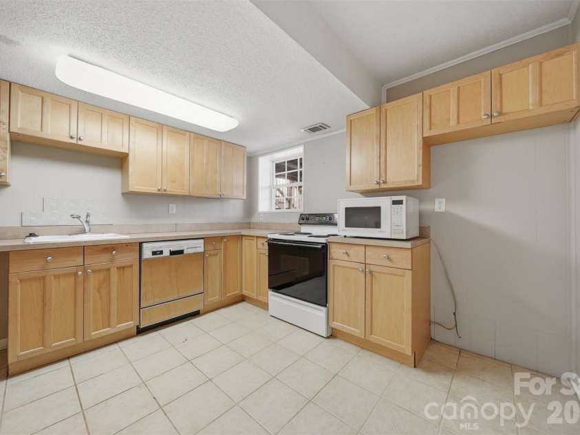 4041 4th Street Court, Hickory, NC 28601.  MLS# CAR4340977, YatesRealty ID 1519. Lower Level Kitchen