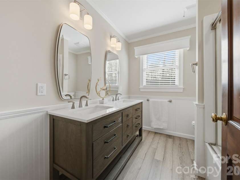 4041 4th Street Court, Hickory, NC 28601.  MLS# CAR4340977, YatesRealty ID 1519. Upper Level Hall Bath