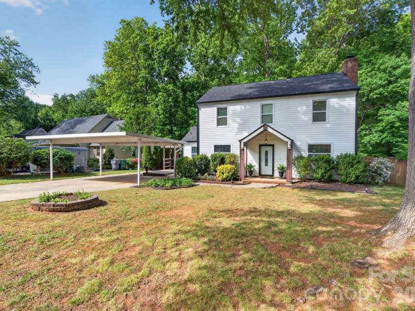 7401 Beaufort Circle, Charlotte, NC 28227.  MLS# CAR4372097, YatesRealty ID 15190. 