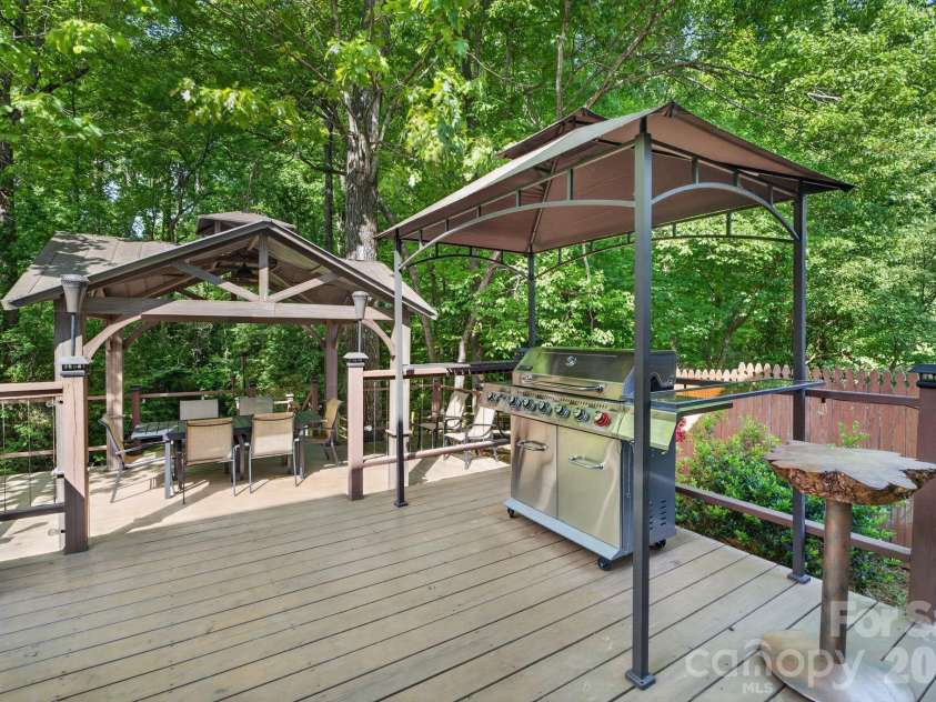7401 Beaufort Circle, Charlotte, NC 28227.  MLS# CAR4372097, YatesRealty ID 15190. 