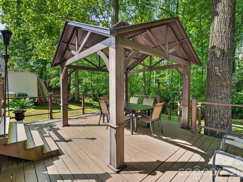 7401 Beaufort Circle, Charlotte, NC 28227.  MLS# CAR4372097, YatesRealty ID 15190. 