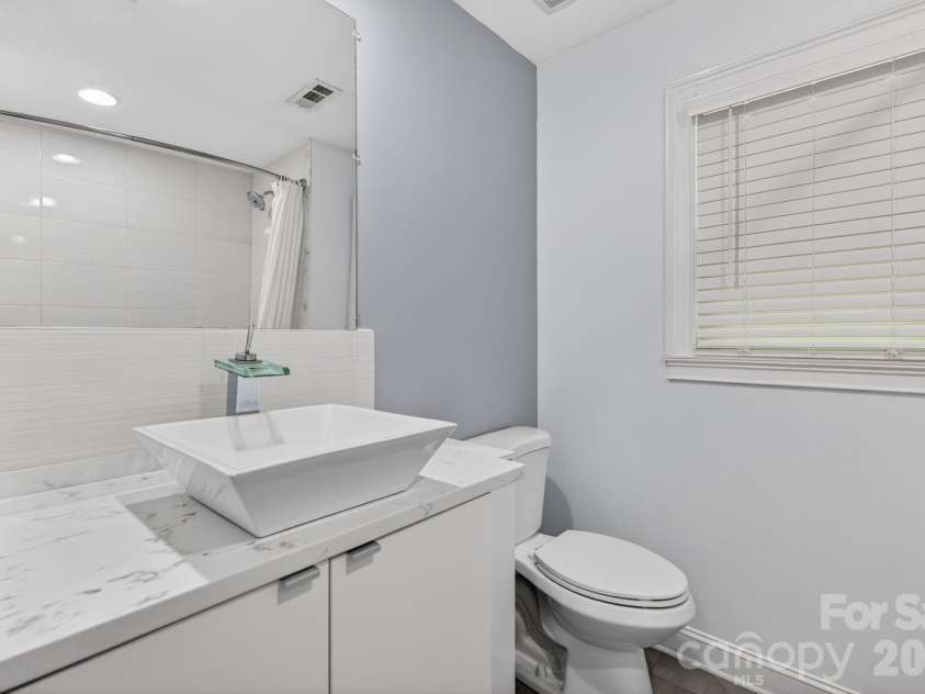 7401 Beaufort Circle, Charlotte, NC 28227.  MLS# CAR4372097, YatesRealty ID 15190. Guest full bathroom. Updated!