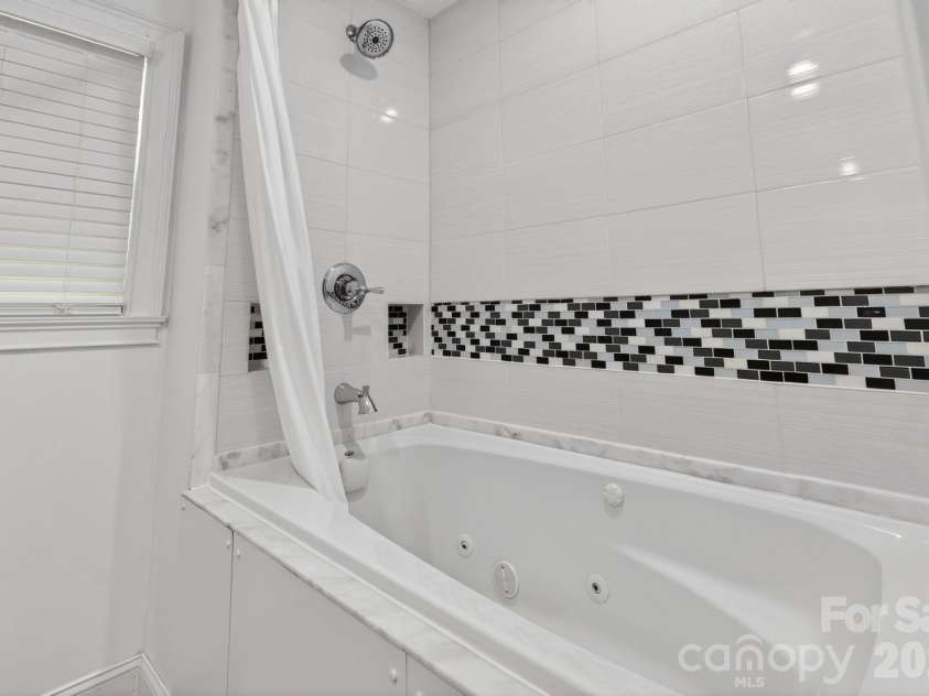 7401 Beaufort Circle, Charlotte, NC 28227.  MLS# CAR4372097, YatesRealty ID 15190. Guest Tub