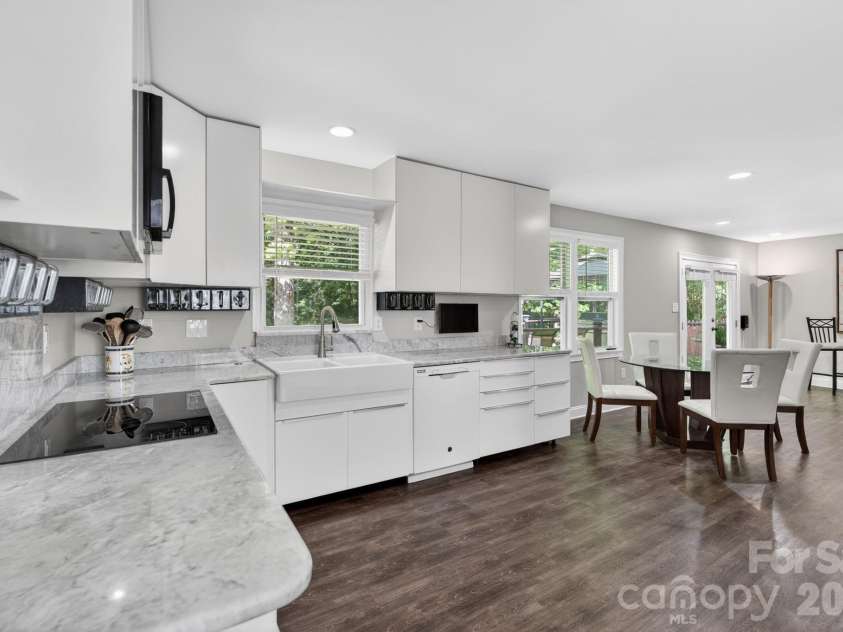 7401 Beaufort Circle, Charlotte, NC 28227.  MLS# CAR4372097, YatesRealty ID 15190. Updated, open kitchen