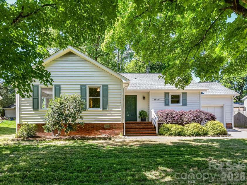 10909 Tradewinds Lane, Charlotte, NC 28226.  MLS# CAR4372313, YatesRealty ID 15191. 