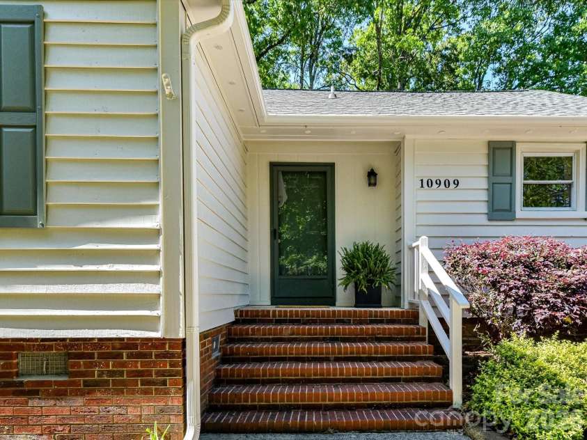 10909 Tradewinds Lane, Charlotte, NC 28226.  MLS# CAR4372313, YatesRealty ID 15191. 