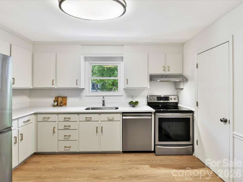 10909 Tradewinds Lane, Charlotte, NC 28226.  MLS# CAR4372313, YatesRealty ID 15191. 