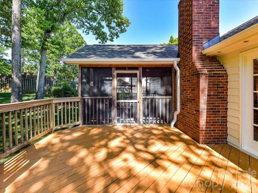 10909 Tradewinds Lane, Charlotte, NC 28226.  MLS# CAR4372313, YatesRealty ID 15191. 