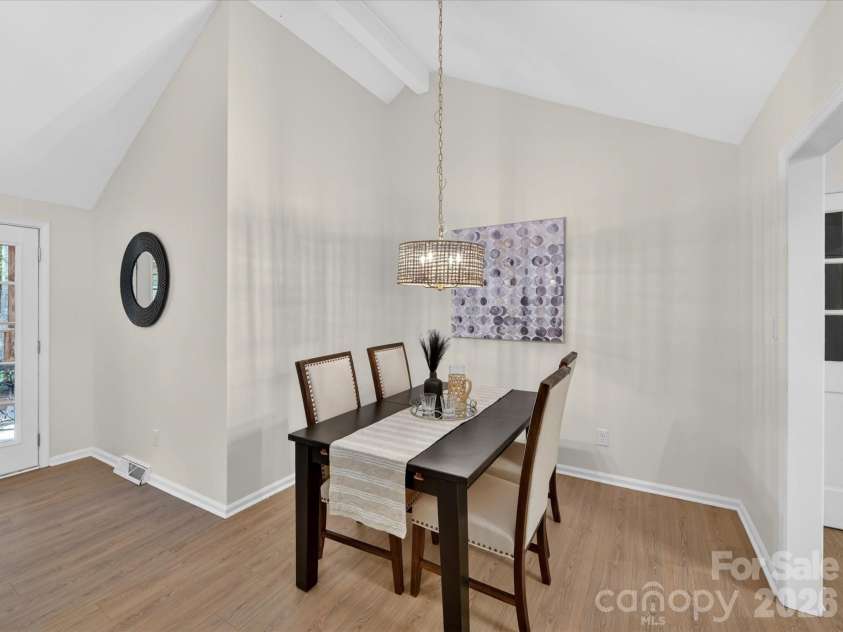 10909 Tradewinds Lane, Charlotte, NC 28226.  MLS# CAR4372313, YatesRealty ID 15191. Dining area