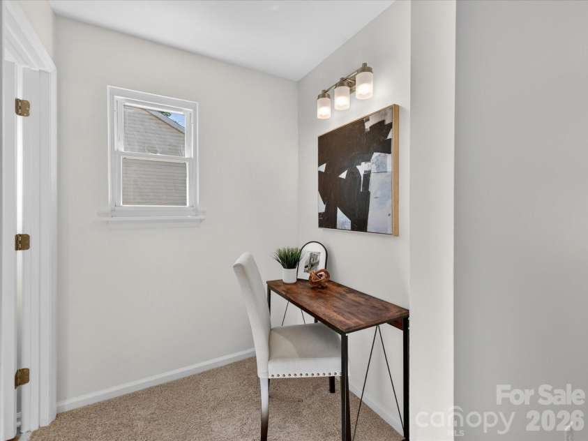 10909 Tradewinds Lane, Charlotte, NC 28226.  MLS# CAR4372313, YatesRealty ID 15191. Dressing or computer nook in primary bedroom