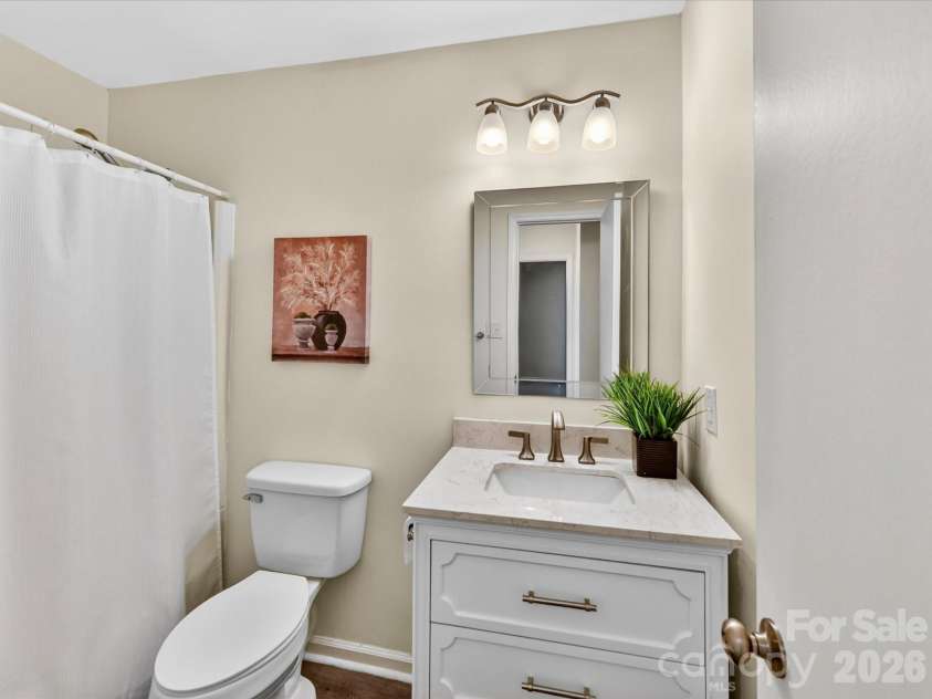 10909 Tradewinds Lane, Charlotte, NC 28226.  MLS# CAR4372313, YatesRealty ID 15191. Hall Bath