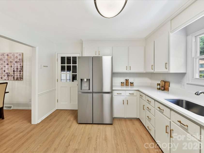 10909 Tradewinds Lane, Charlotte, NC 28226.  MLS# CAR4372313, YatesRealty ID 15191. Kitchen 