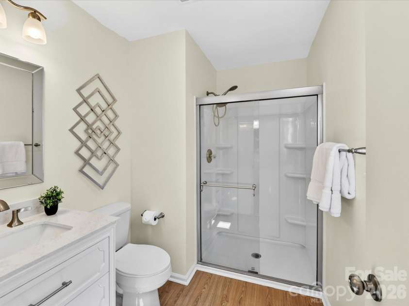 10909 Tradewinds Lane, Charlotte, NC 28226.  MLS# CAR4372313, YatesRealty ID 15191. Primary bath