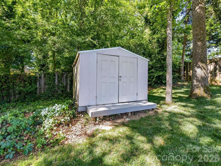 10909 Tradewinds Lane, Charlotte, NC 28226.  MLS# CAR4372313, YatesRealty ID 15191. Storage shed