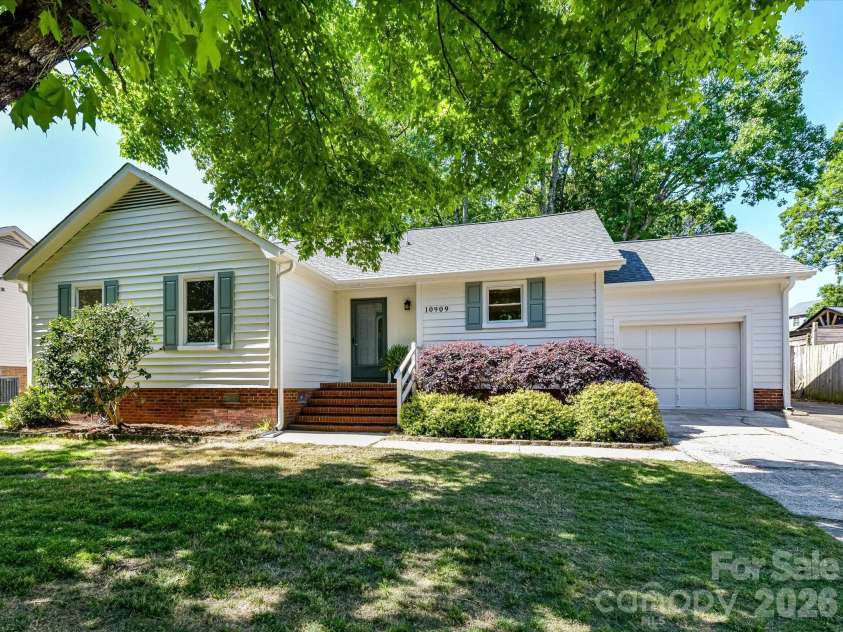 10909 Tradewinds Lane, Charlotte, NC 28226.  MLS# CAR4372313, YatesRealty ID 15191. Welcome home!