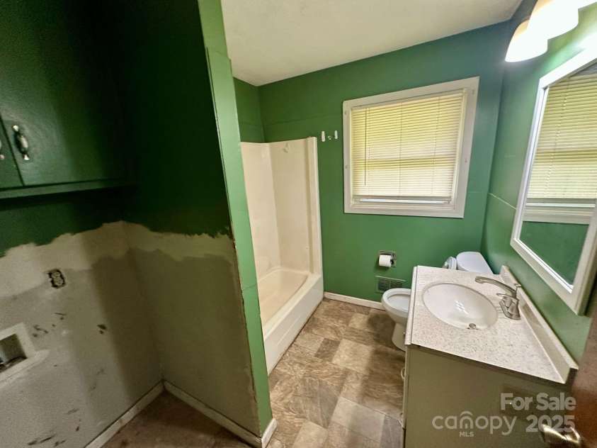 181 Canipe Road, Dallas, NC 28034.  MLS# CAR4245332, YatesRealty ID 15194. 