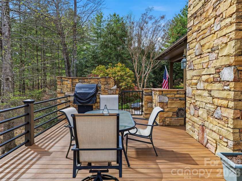 1000 McFarlane Way, Hendersonville, NC 28739.  MLS# CAR4369369, YatesRealty ID 15196. 
