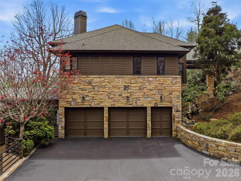 1000 McFarlane Way, Hendersonville, NC 28739.  MLS# CAR4369369, YatesRealty ID 15196. 