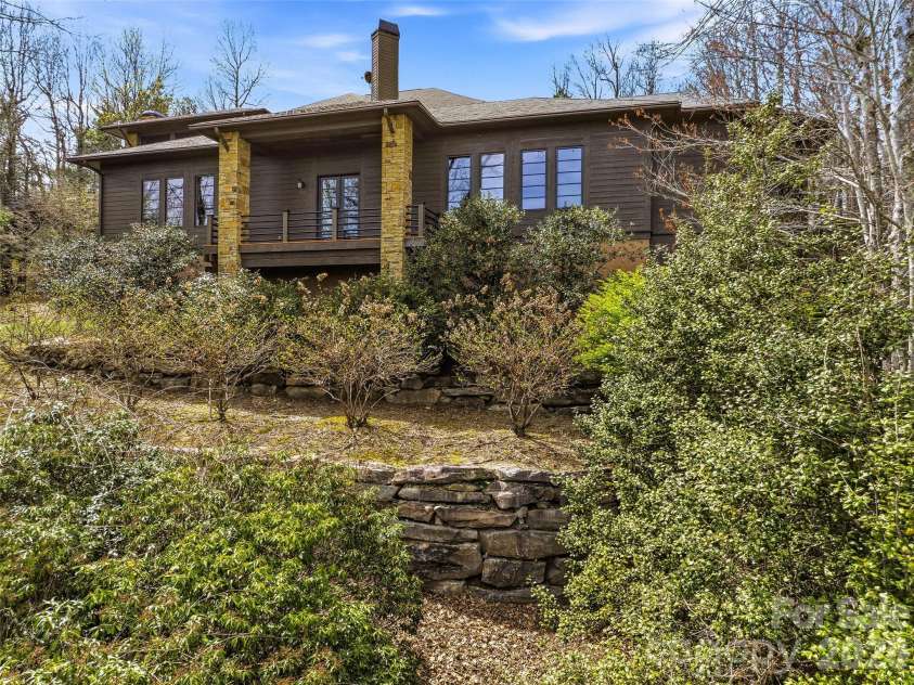 1000 McFarlane Way, Hendersonville, NC 28739.  MLS# CAR4369369, YatesRealty ID 15196. 