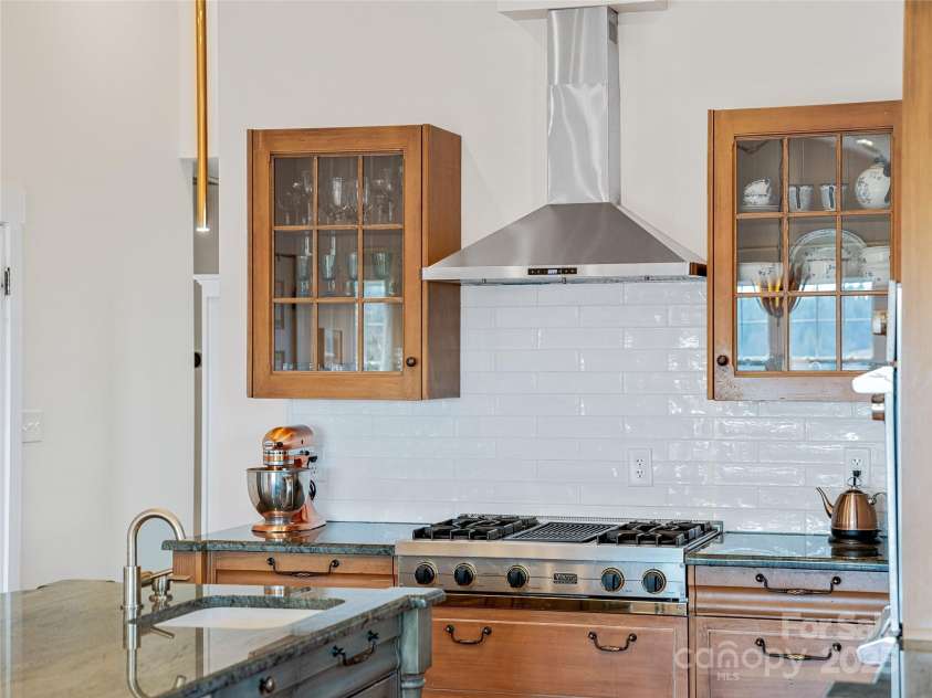 901 Boulder Road, Marshall, NC 28753.  MLS# CAR4245288, YatesRealty ID 15197. Viking Gas Cooktop