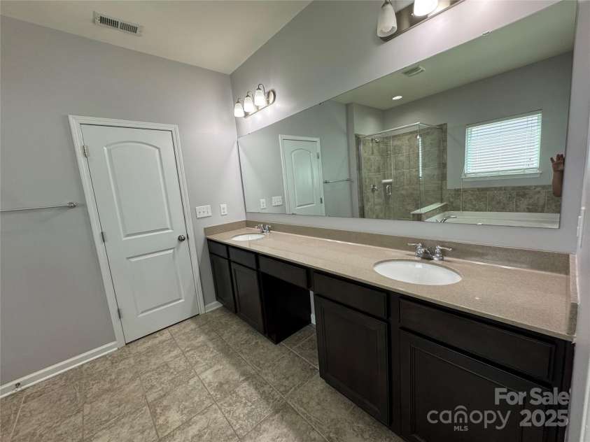 11109 Pond Valley Court, Charlotte, NC 28269.  MLS# CAR4273607, YatesRealty ID 15198. 